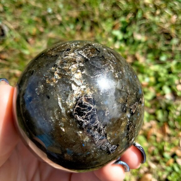 Labradorite stone crystal Sphere with multiple blue flash and golden shimmer - Picture 5 of 7